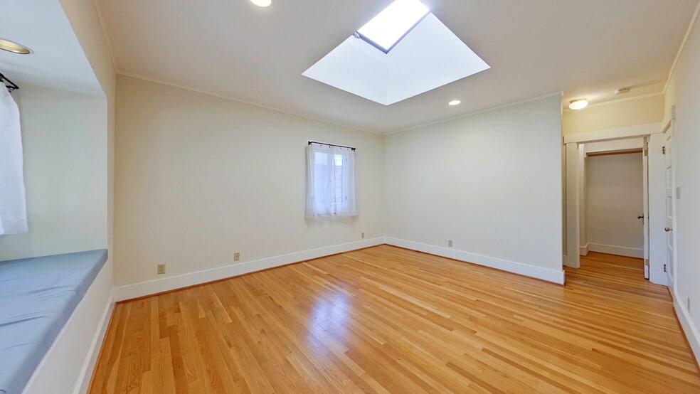 Building Photo - 1915 Las Lunas St