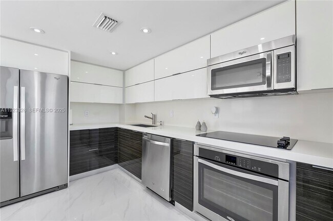 Building Photo - 780 NE 69th St