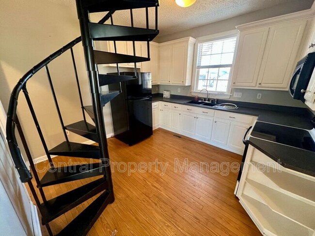 Building Photo - 3 Poplar St