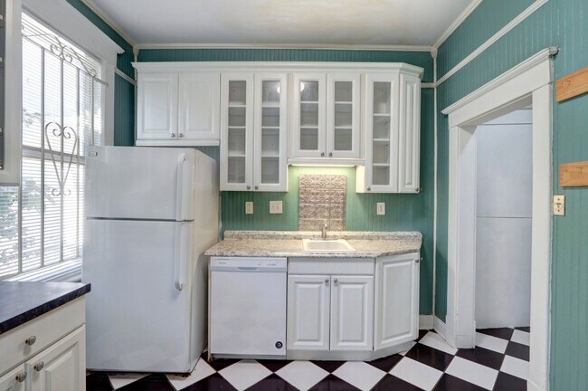 Building Photo - Large Historic Three (of four) Bedroom Apartment