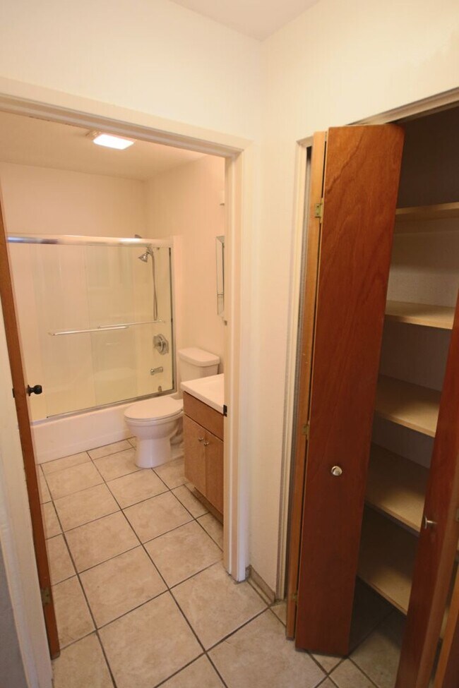 Building Photo - Best Priced 2 Bedroom Condo in the Heart of UTC