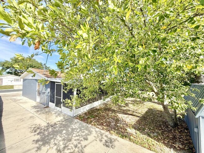 Building Photo - 1300 Classic Dr