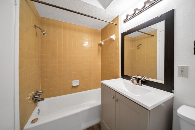 Building Photo - 162 Greenleaf Ln