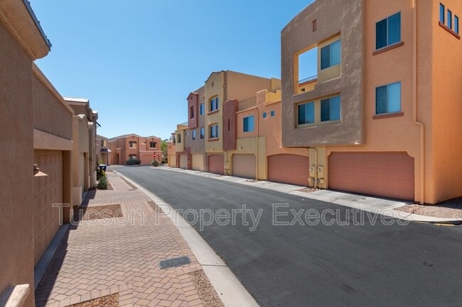 Building Photo - 2442 E Emerald Moon Dr