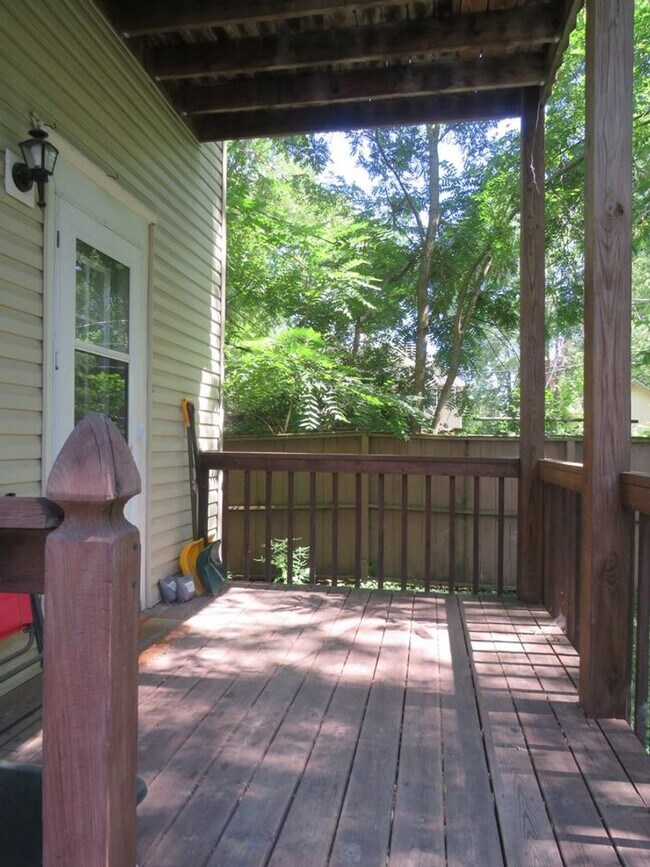 Building Photo - 422 Superior St