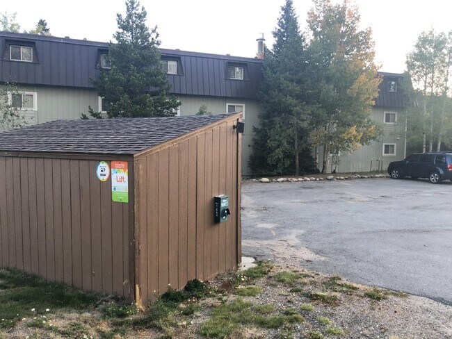Building Photo - 168 Hi Country Dr