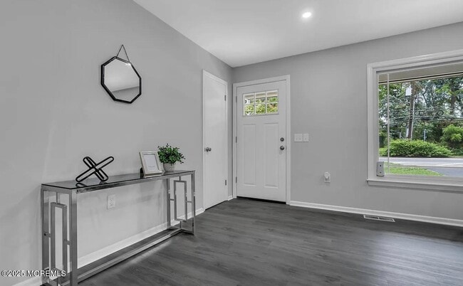 Building Photo - 821 Bay Ave