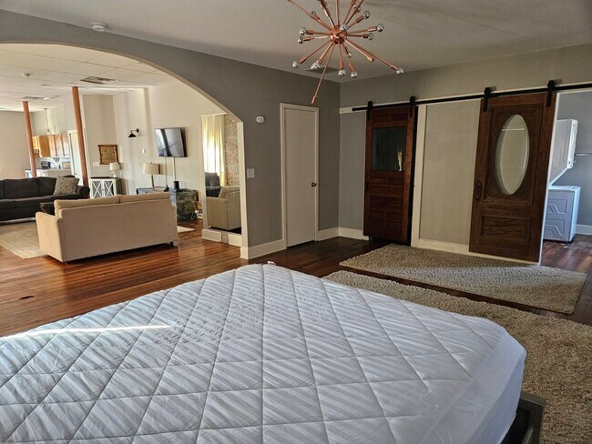 Building Photo - 301 Broadway