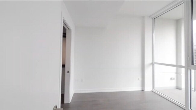 Building Photo - 825 N Hudson Ave
