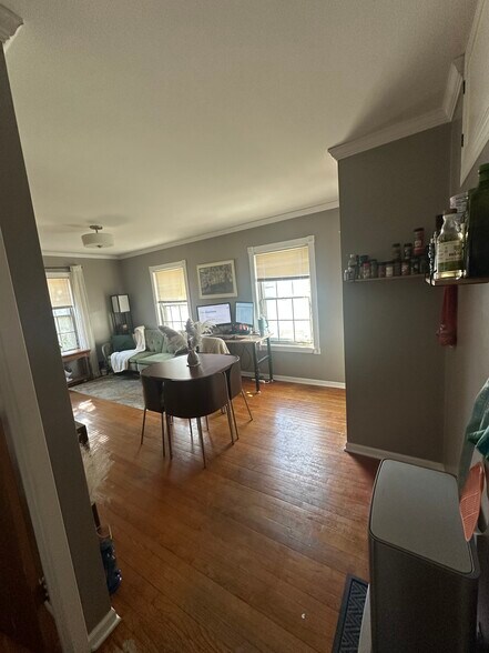 Living areaa - 310 W Lakeside St