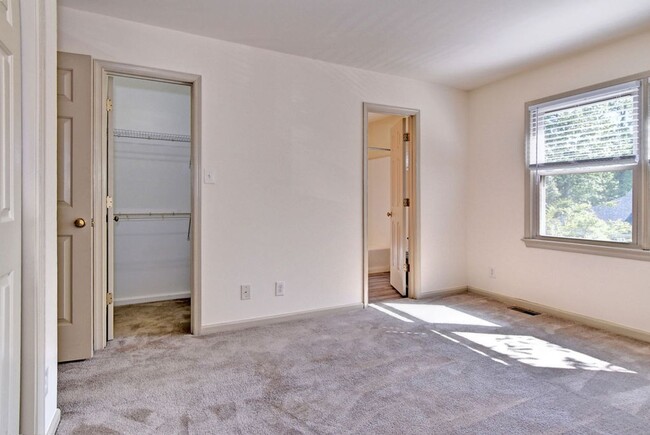 Building Photo - Nicely Updated Townhome