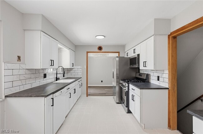 Building Photo - 333 E Ridgewood Dr