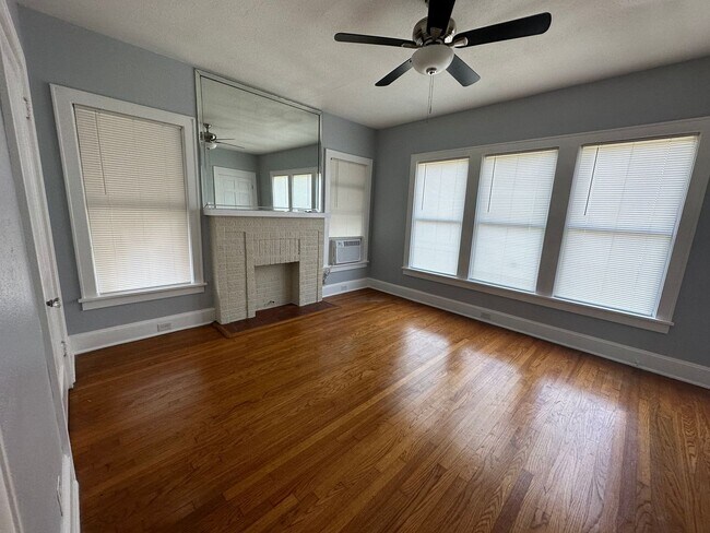 Building Photo - Newly Remodeled South Highlands Apartment