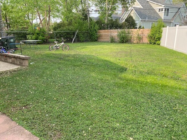 Building Photo - 1221 N Chicago Ave