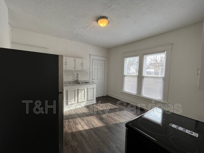 Building Photo - 417 N Rural St