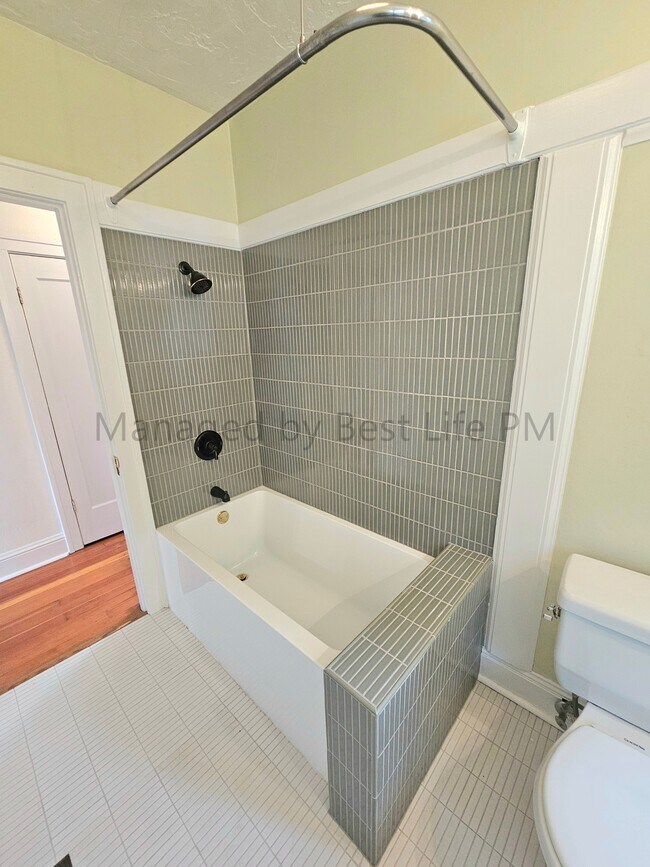 Building Photo - 223 NE 62nd Ave