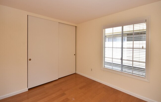 Building Photo - Beautiful 4 Br 2.5 bath Townhome in Calavera Hills!