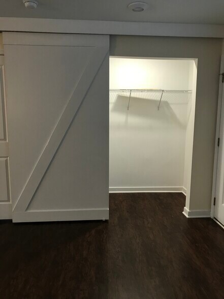 Building Photo - 1505 Stonewall Manor Dr