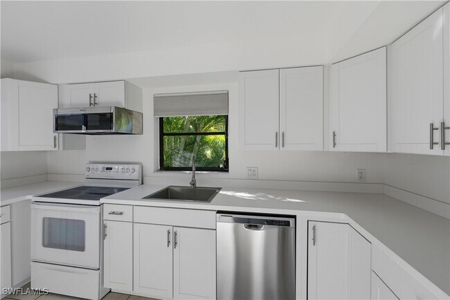 Building Photo - 514 11th Ave S