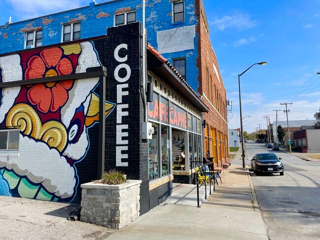 Building Photo - 911 E 5th St