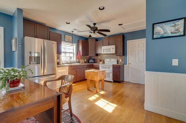 Building Photo - Charming 2 Bedroom 2 Bath Home In The Heart Of Downtown Mebane With Massive Fenced In Yard!!