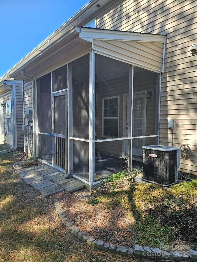 Building Photo - 2219 Crosscut Dr