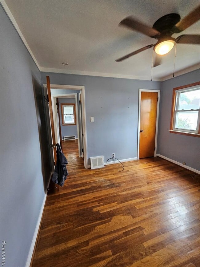 Building Photo - 736 Garfield Ave