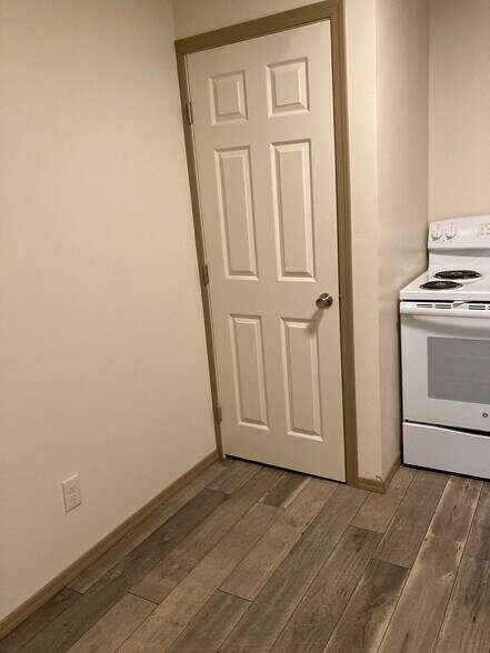Primary Photo - 3200 N Victor Rd