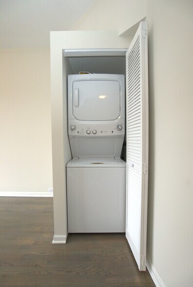 Building Photo - 1739 W Beach Ave