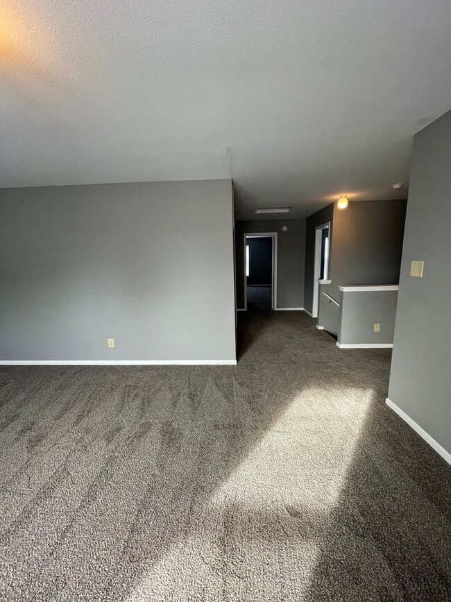 Building Photo - Shelbyville - 3 BR  home with loft