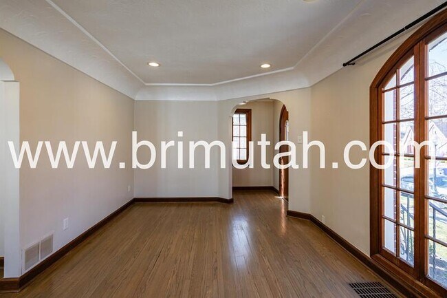 Building Photo - 1572 E Kensington Ave