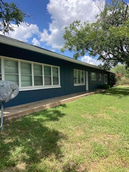 Building Photo - 1635 River Oaks Dr