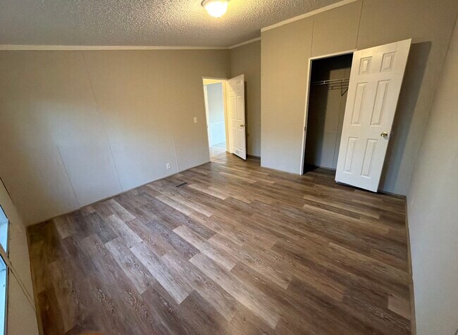 Building Photo - 103 Oak Ct