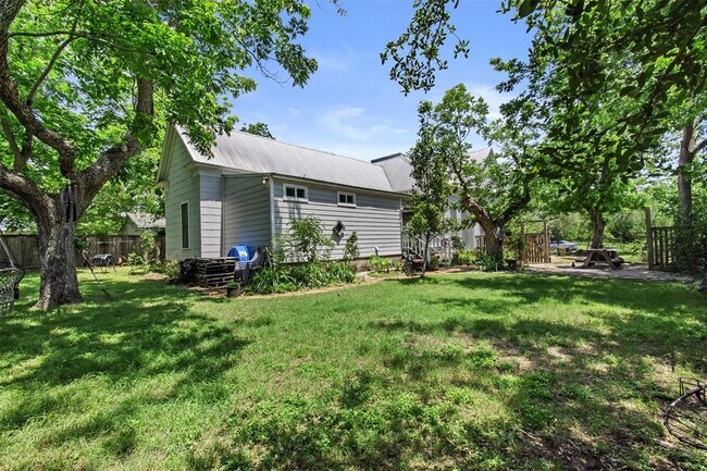 Building Photo - 308 S Ave A