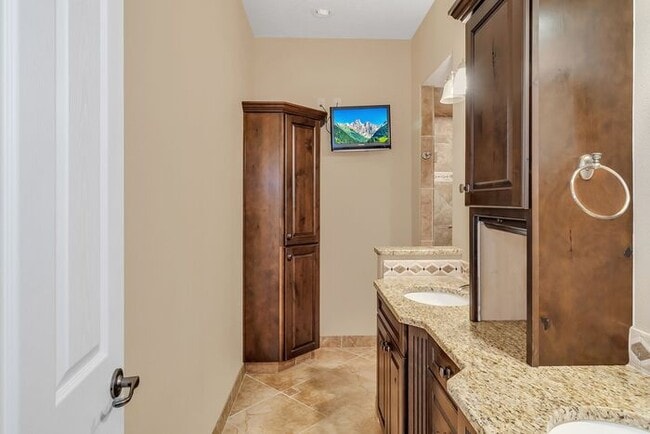Building Photo - Beautiful and Spacious 4Bd 3.5Bath Home in...