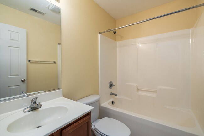 Building Photo - Charming Residence with Modern Amenities and Community center access