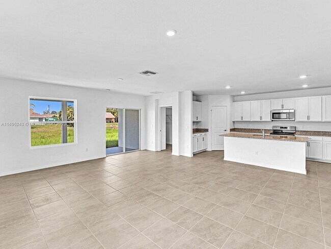 Building Photo - 2033 SW Castinet Ln