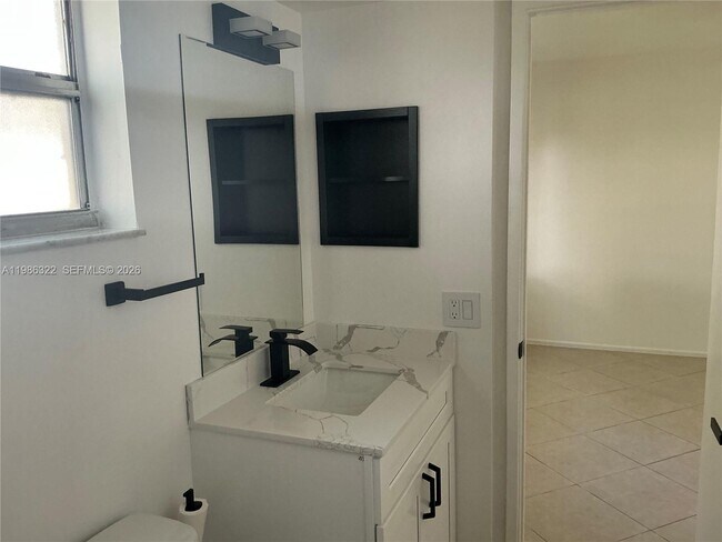 Building Photo - 501 Gardens Dr