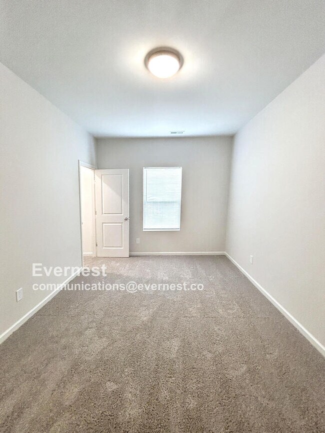Building Photo - Charming 3-Bedroom Home with Comfortable L...