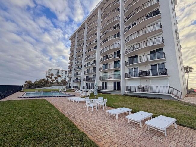 Building Photo - Spectacular Ocean front ground floor unit , just steps away from water and sand