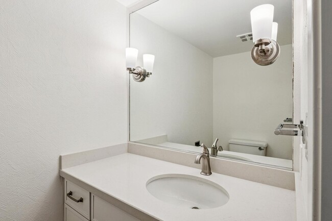 Building Photo - Luxury 3-Level Townhome in Highly Desirable Sharon Heights Neighborhood