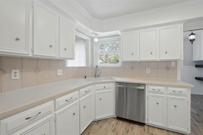 Building Photo - 1302 Dominion Dr