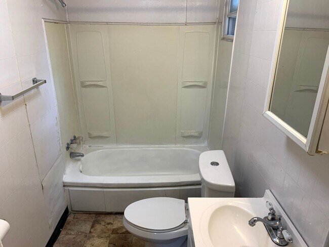 Building Photo - 4 Bed, 2 Bath Home in Bloomfield - Convenient Location, Off-Street Parking - Available November 1...