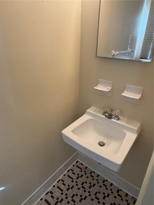 Building Photo - 16 Summit St