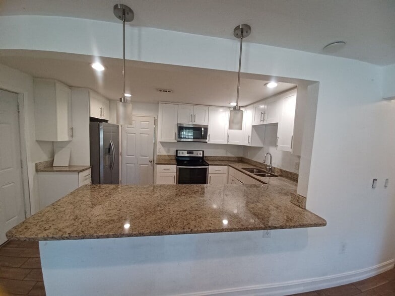 Building Photo - Available 07/01/2026!!! 3/2 in Fort Myers