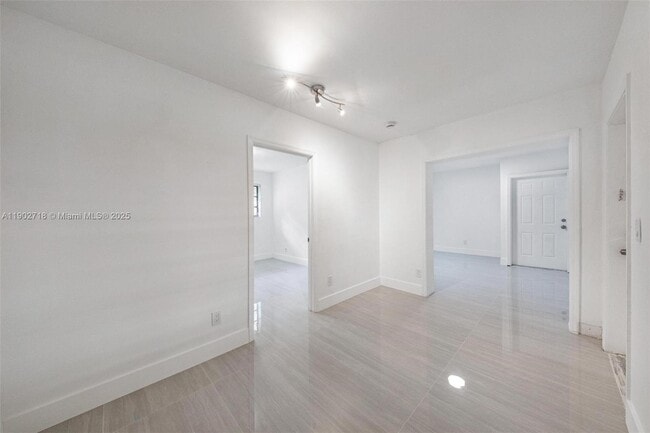 Building Photo - 1050 NE 129th St