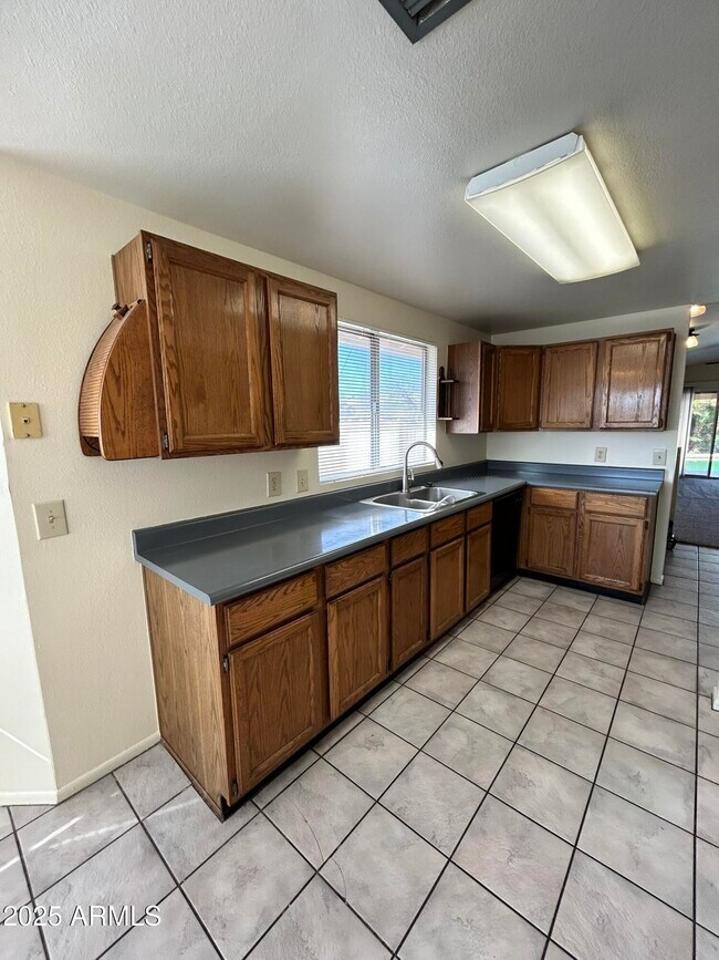 Building Photo - 2120 N Yucca Ct