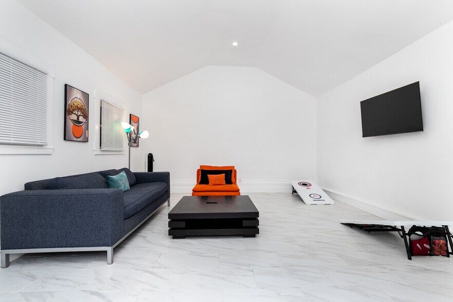 Building Photo - 6008 Carlton Way