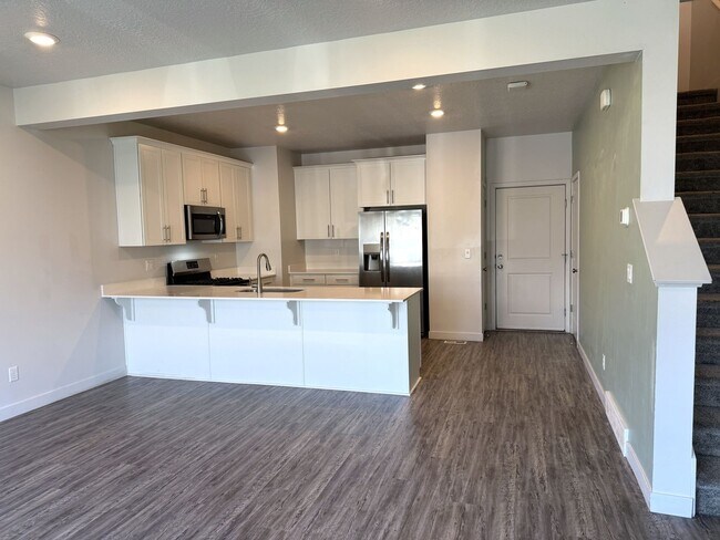 Building Photo - Townhome available now in Haven Dell!