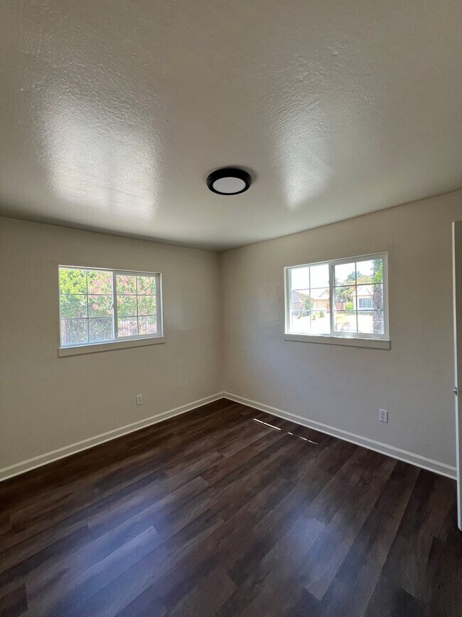 Building Photo - Beautiful 3 Bed and 1.5 Bath Home with 2 Car Garage Rent $2,250.00